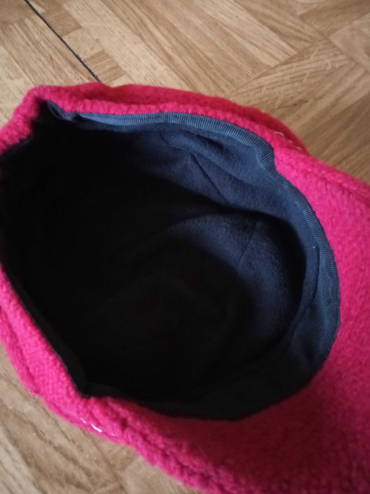 kaszkiet czerwony z łańcuszkiem