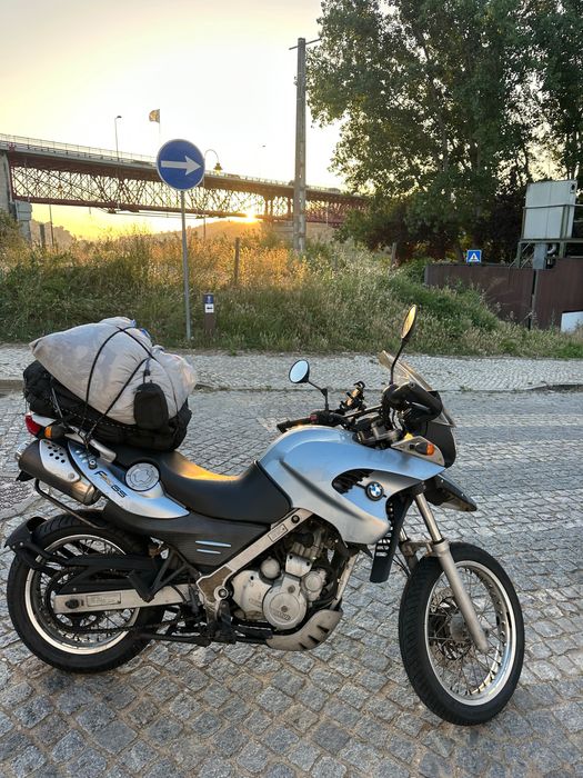 Mota bmw gs650f com kit de transmissão novo e pneus Bridgestone novos com menos de um mês