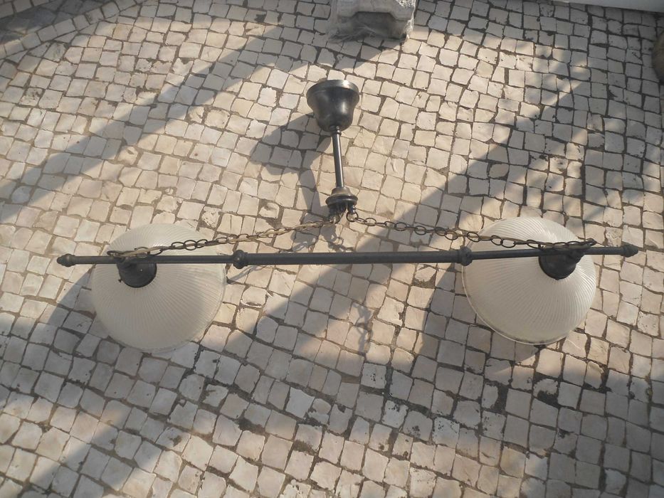 Candeeiro de metal extensível com dois pontos de luz