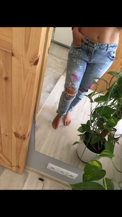 Spodnie z dziurami i farbą superdry S