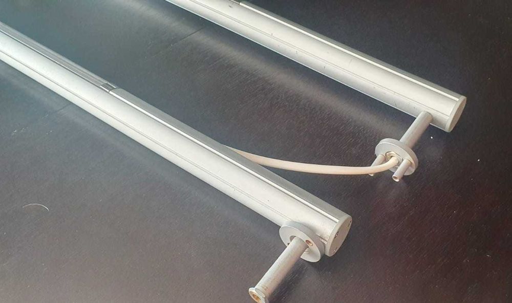 Dois varões de roupeiro com luz- Da Forma e Funzione