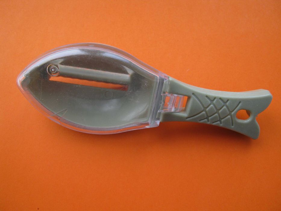 Пластиковая рыбочистка  с контейнером новая