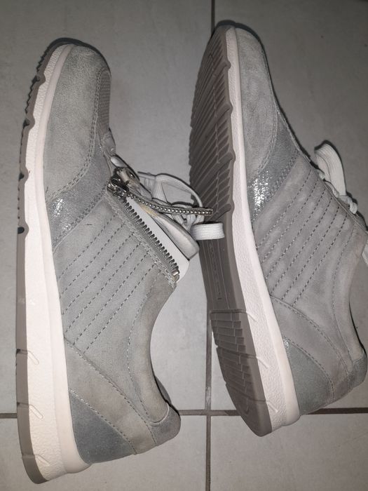 Жіночі туфлі великого розміру.