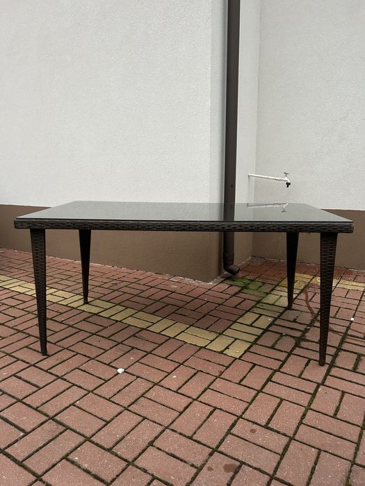 Stół ogrodowy / tarasowy – rattan + szklany blat