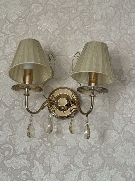 Kinkiet dwuramienny zloty z wiszacymi krysztalkami