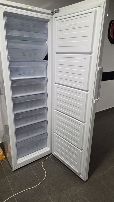Arca Congeladora Beko 277L No Frost