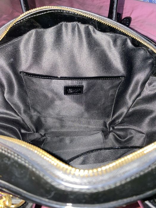 Кожаная лакированная сумка Versace