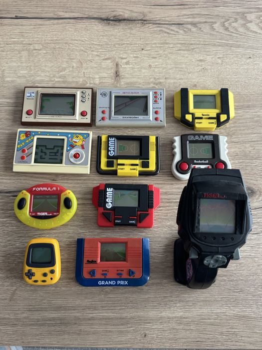 Zestaw gierek elektronicznych m.in. Nintendo Game Watch , Pac Man..
