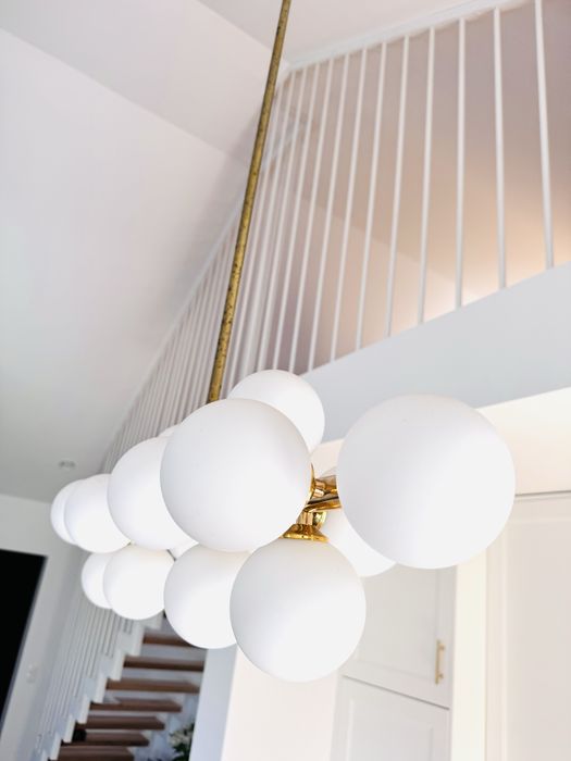 Lampa zlota kule biale mleczne nowoczesna