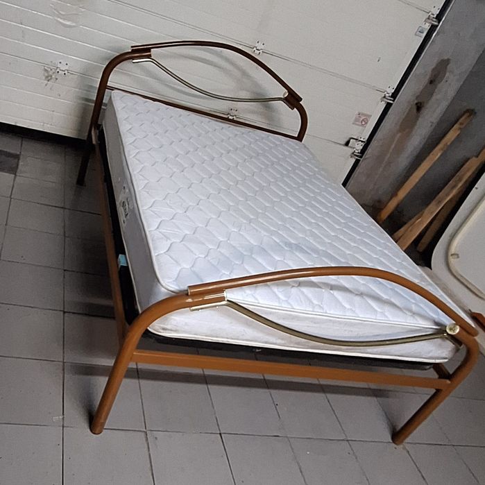 Cama com colchão e estrado