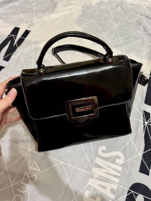 Жіноча чорна лакова сумочка