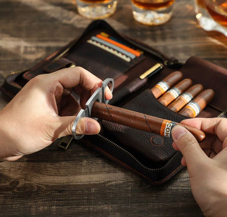 Estojo organizador de charutos personalizado em pele de bovino.