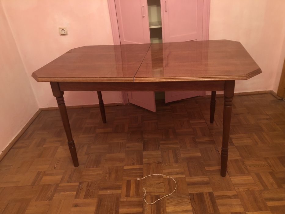 Стол. —- Стіл