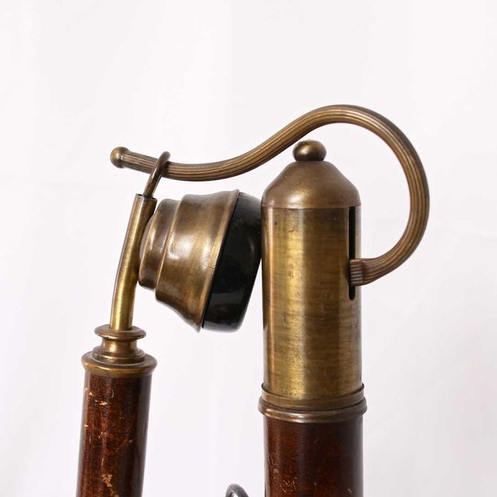 Telefone de castiçal em madeira e metal