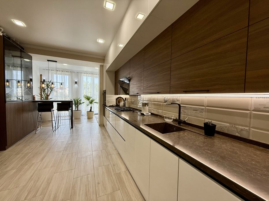 Продажа просторной квартиры в коттедже в центре города.