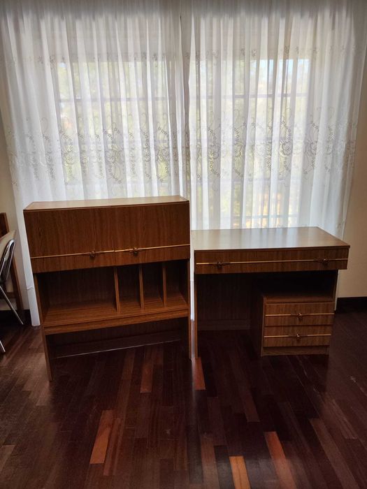 Secretária com arrumação