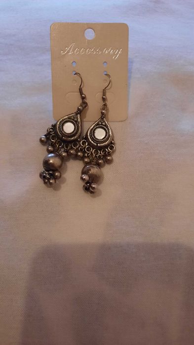 Brincos modernos exclusivos cor prata