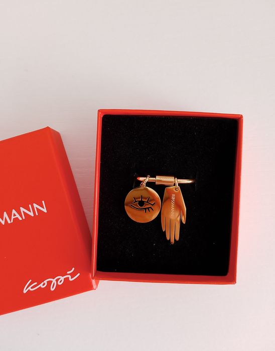 limitowane zawieszki charmsy z kolekcji Rossmann x KOPI motyw dłoni oraz oko