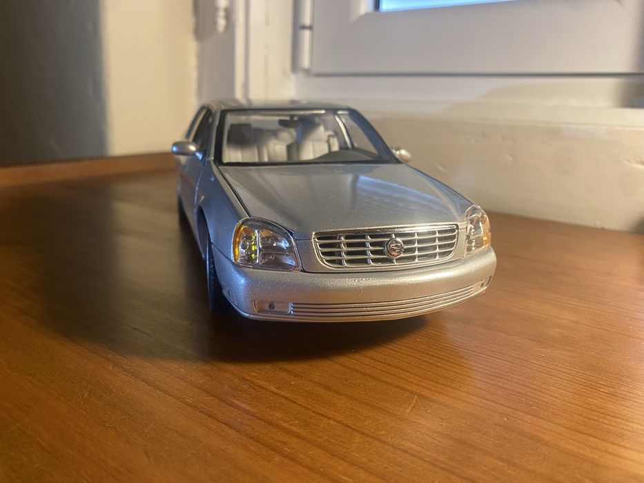 Carro miniatura Cadillac DeVille - Maisto - Escala 1/18.
