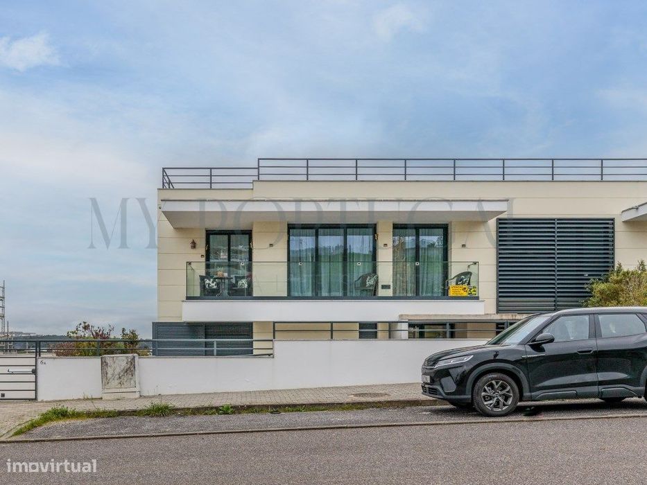 Excelente T1 com Terraço e 2 Lugares de Garagem em Barcarena