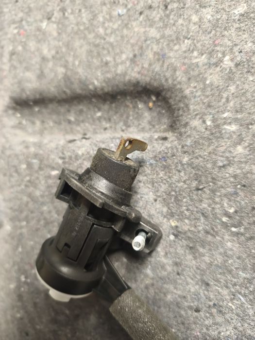 Zamek klapy Mercedes W212 sedan.