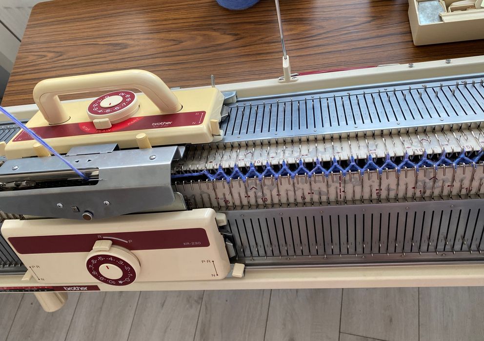 Brother kh230+kr230 двофонтурна вʼязальна машина 3 класу (вязальная машинка)