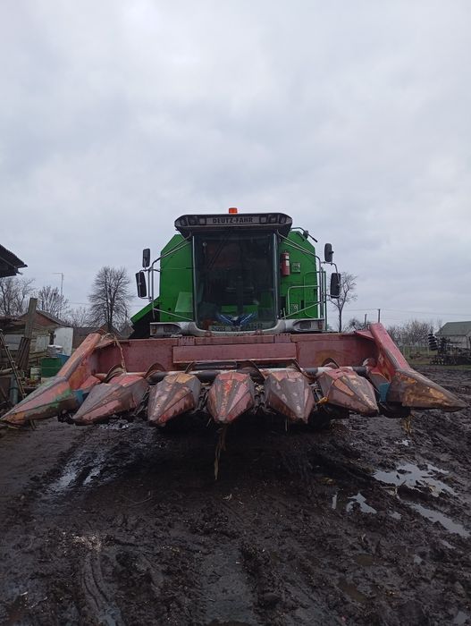 Зернозбиральний комбайн.