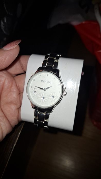 Conjunto Excellanc – Relógio Prateado, Colar e Brincos.