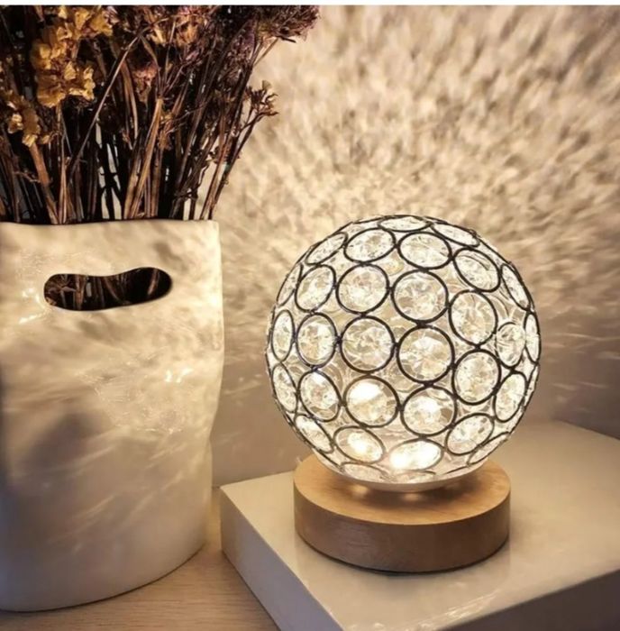 Nowoczesna Lampka Nocna Kryształowa Kula LED – Drewno, 3 Tryby, USB