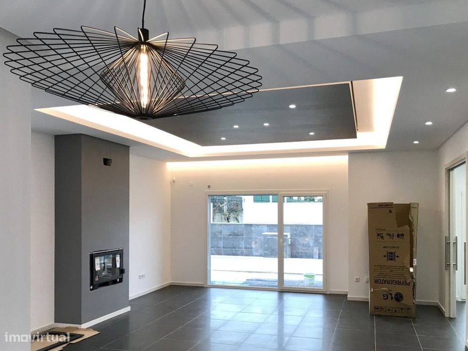 Moradia T4 Nova com Piscina a venda em Fernão Ferro - Redondos