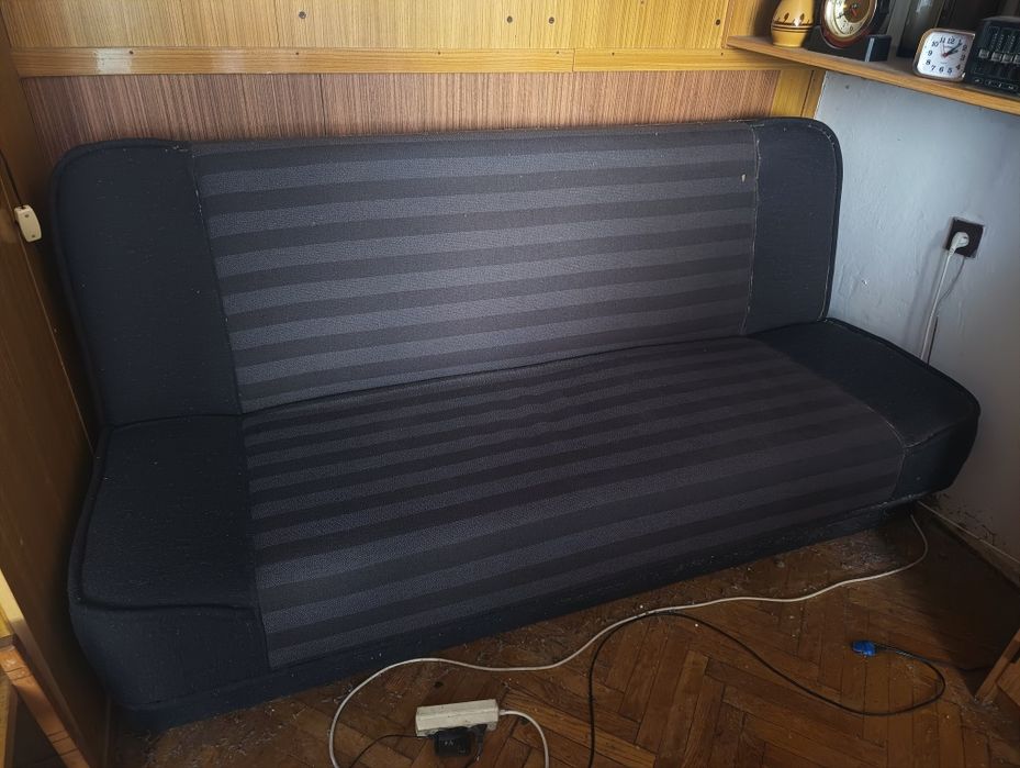 Kanapa czarna w paski