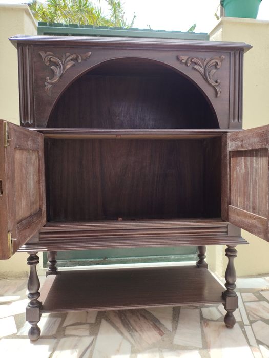 Móvel antigo castanho escuro