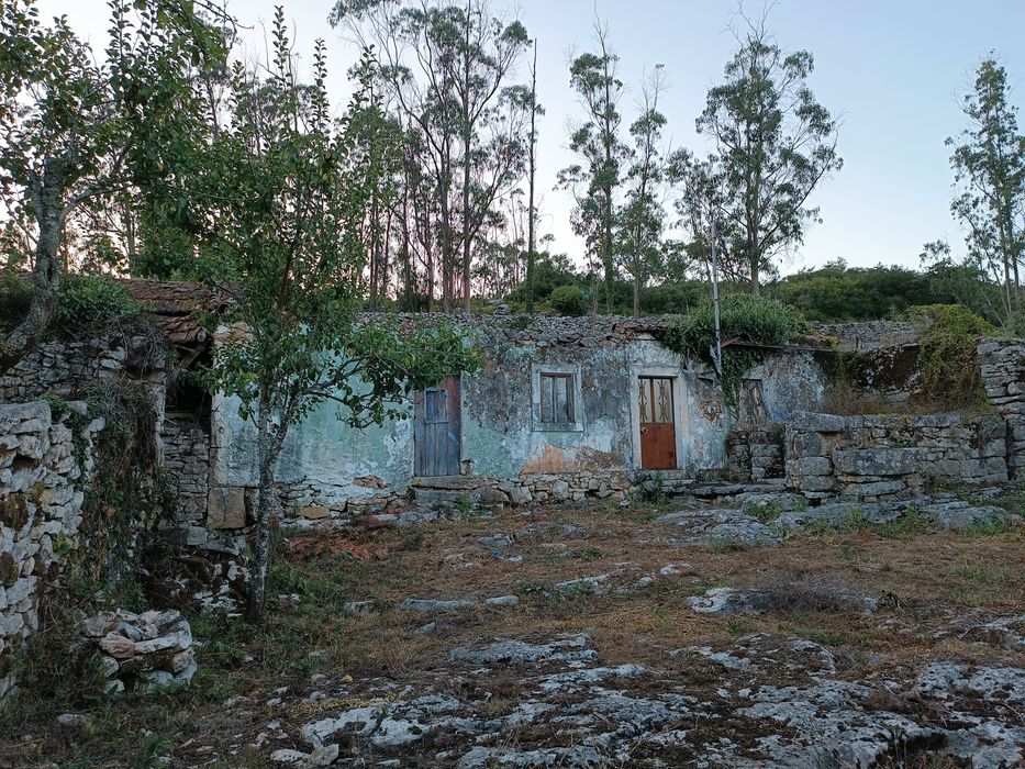 Quintinha com casas antigas em pedra para reconstrução