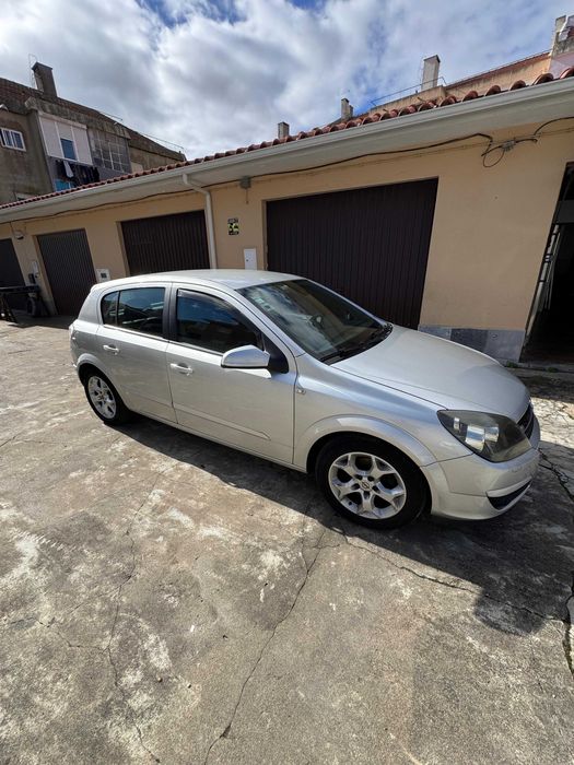 Opel Astra em bom estado.