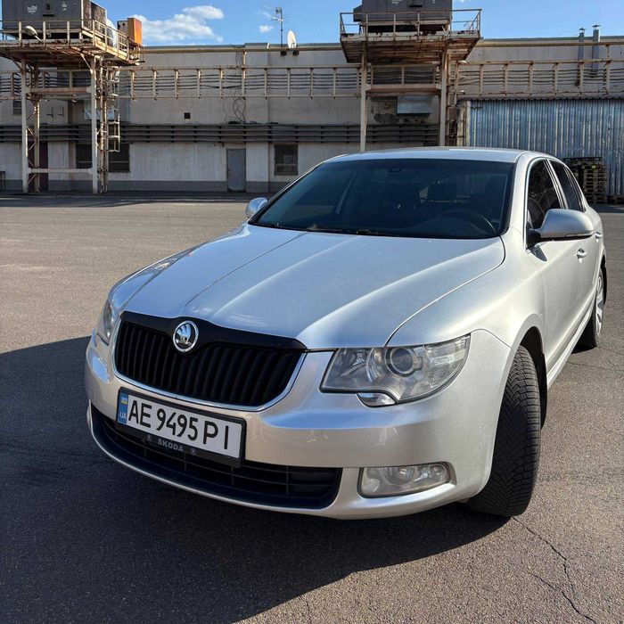 Skoda Superb 2011 продаж авто купити Шкода Суперб в Україні седан ліфтбек автомат DSG бензин комфортний та просторий автомобіль у гарному стані машина