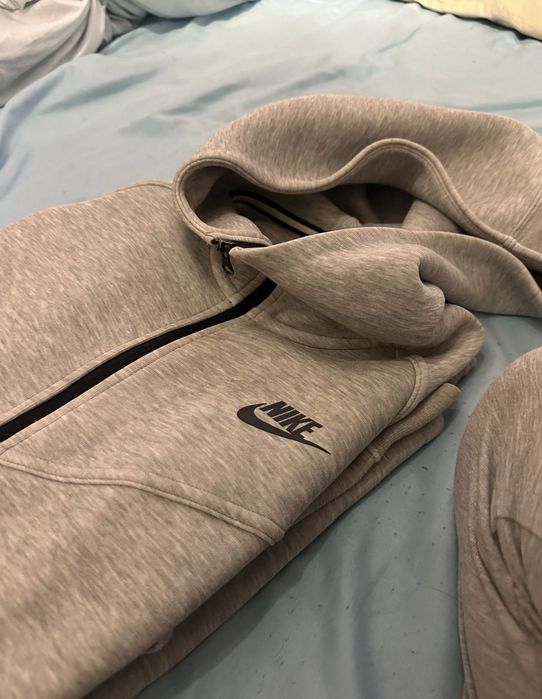 Nike tech            .