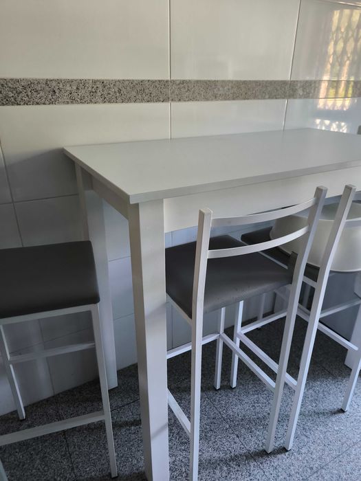 Mesa alta + 4 cadeiras