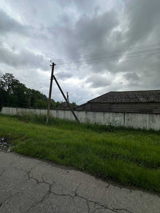 Продаж частини колишнього колгоспного двору, с. Олишівка