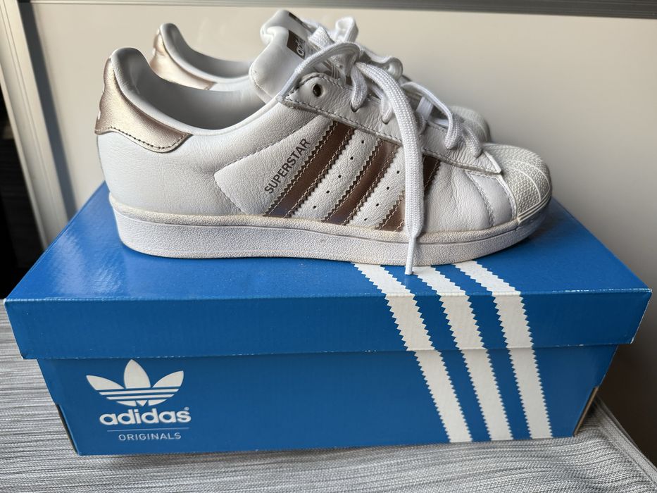 Skórzane, białe (złote akcenty) buty, sneakersy Adidas Superstar 38