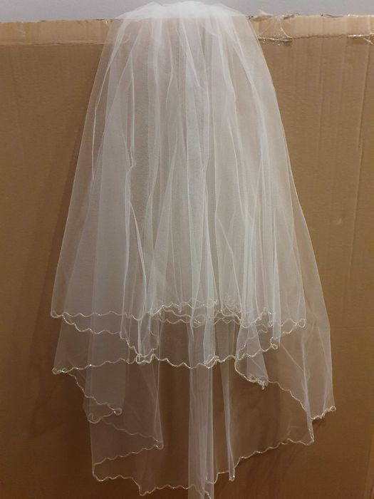 Welon ślubny Polis wpinany na grzebieniu, z koraliczkami na dole