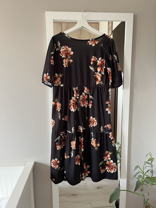 Czarna sukienka midi z bufiastymi rękawami