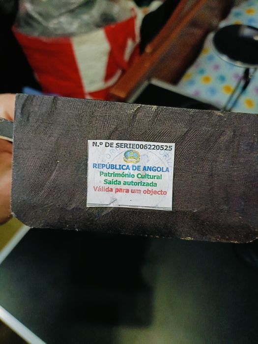 Peça decoração com mapa de Angola esculpido em madeira