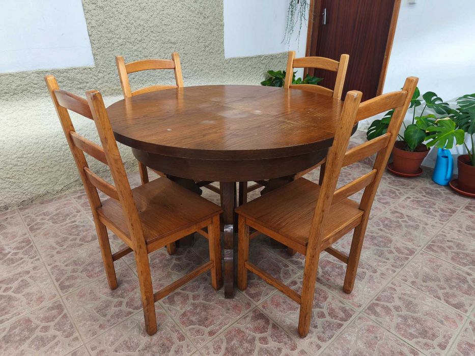 Mesa redonda em Carvalho Maciço com Cadeiras em carvalho