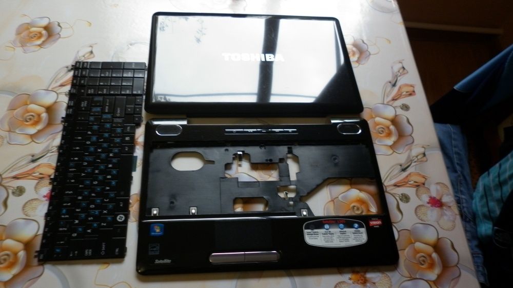 Крышка корпуса Toshiba 505,500 ( матрицы, тачпада , верхняя )