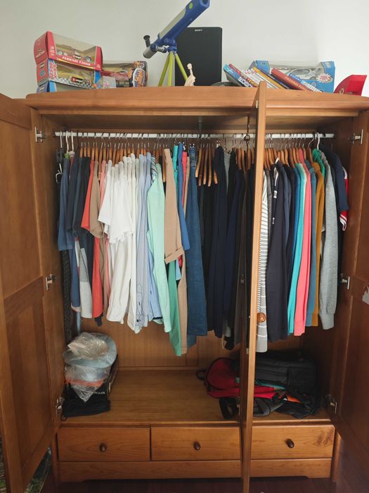 Mobília de quarto de solteiro completo em pinho.