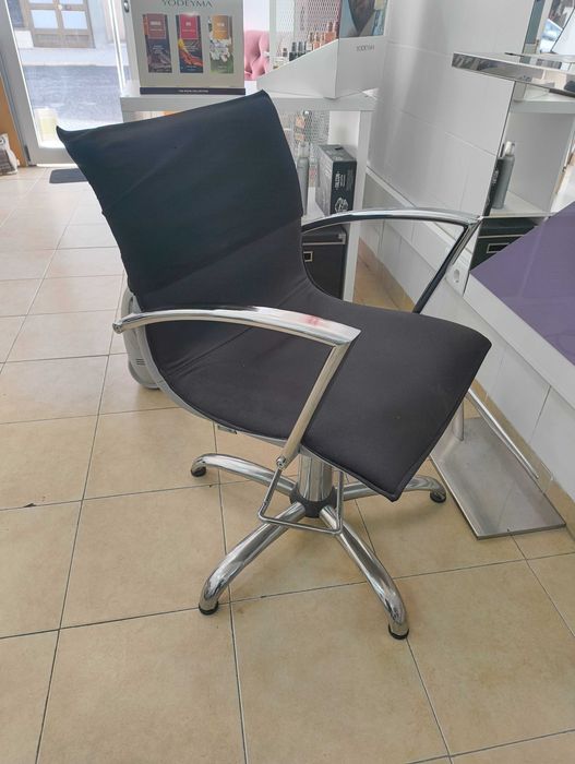 Espelho com bancada e cadeira de cabeleireiro