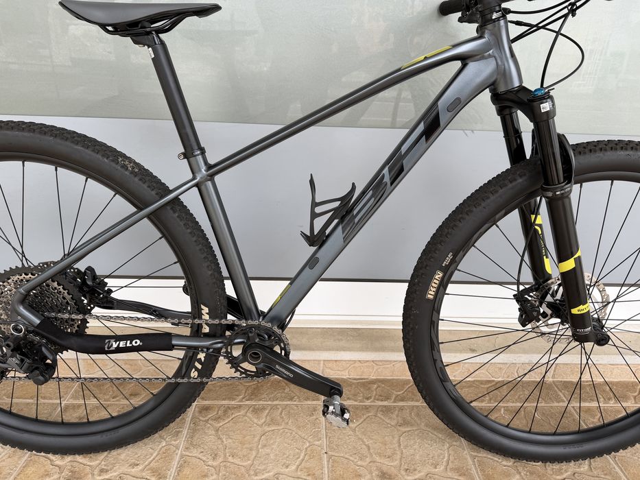 Bicicleta de BTT muito bem equipada