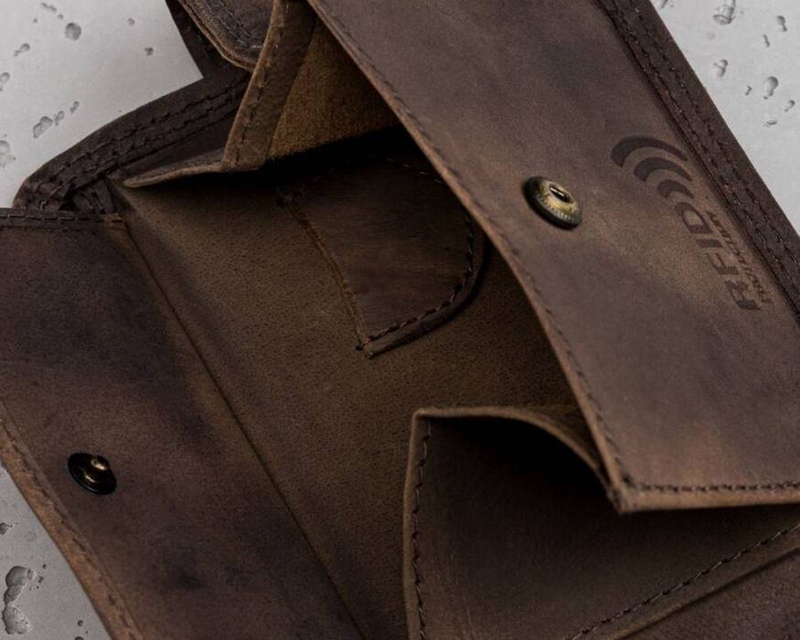 duży, skórzany portfel męski na zatrzask z łańcuszkiem