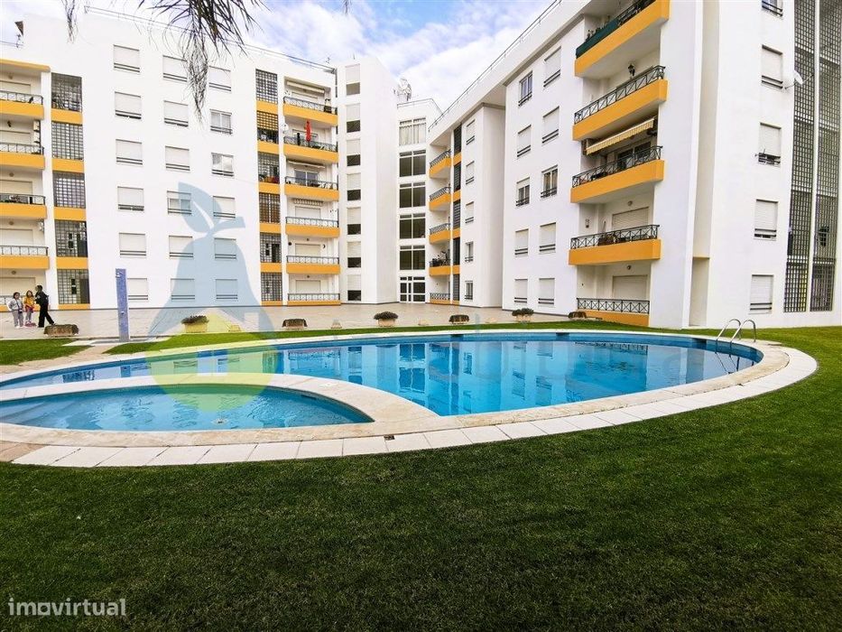 Apartamento T2 com piscina e garagem, Armação de Pêra — Armação De Pera, Faro