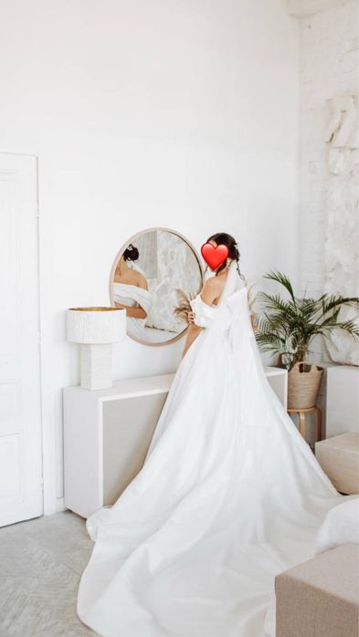 Весільна сукня білого кольору у відмінному стані